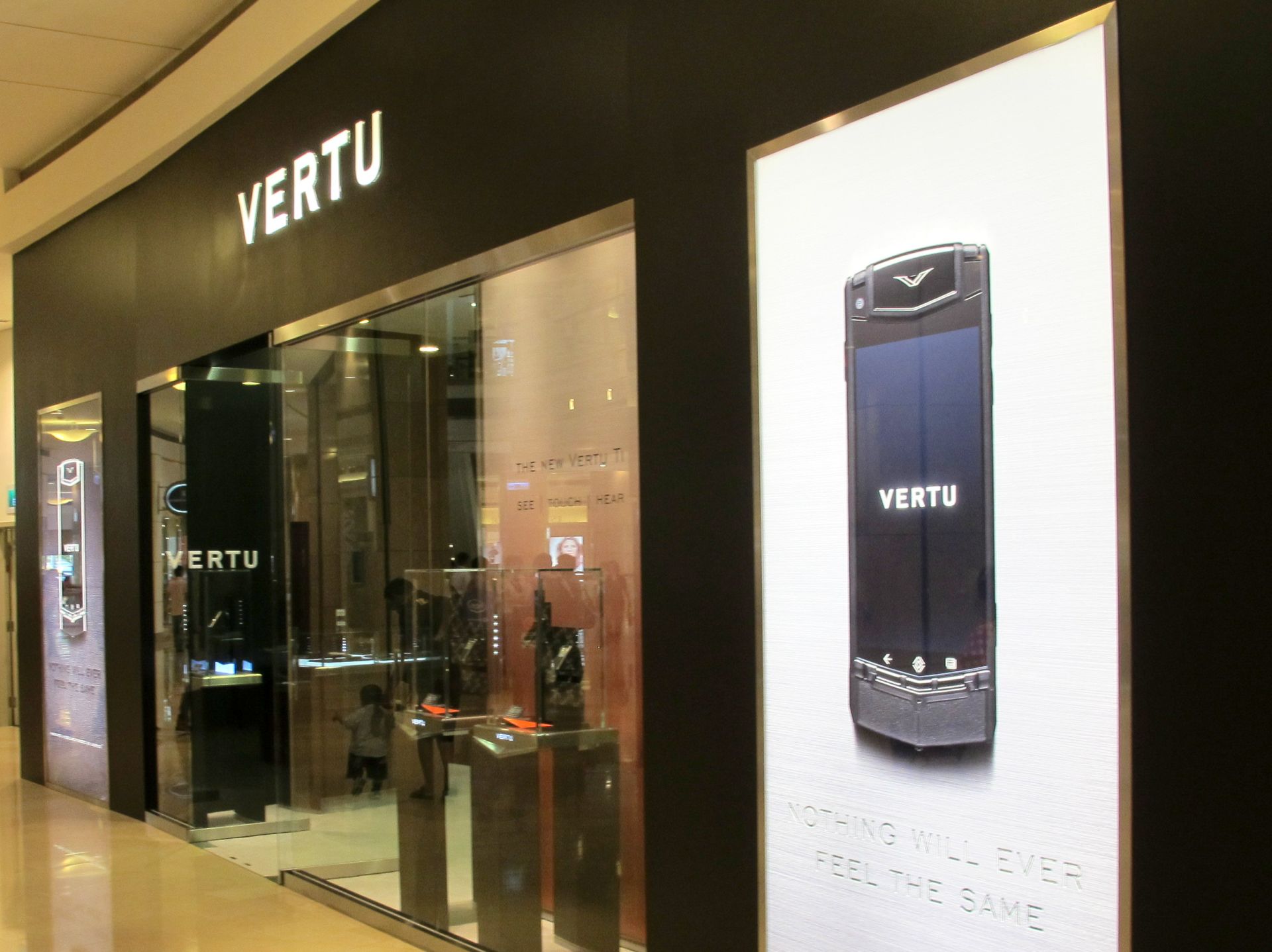 vertu_luxury_mobile_phones_in_store_window