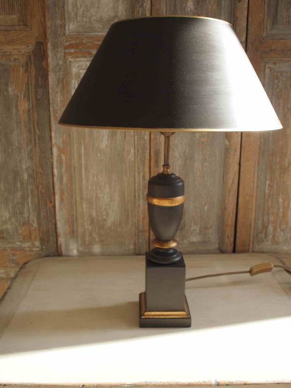 Lampe mit schwarzem Schirm