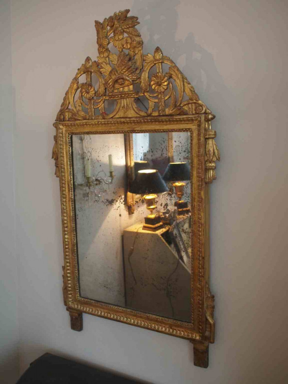 vergoldeter Spiegel mit Aufsatz