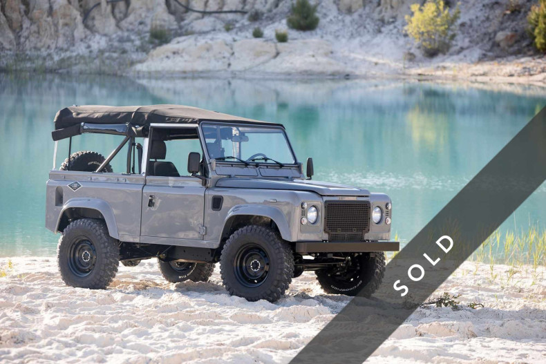 LAND ROVER Defender 90 nardo grey-sold