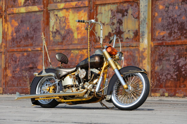 Harley Davidson 2000er Softail Deuce komplett Umbau 24 Karat Gold