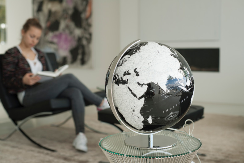 Besonderer Globus aus der Black Series - Made with Swarovski Zirconia - Columbus Verlag