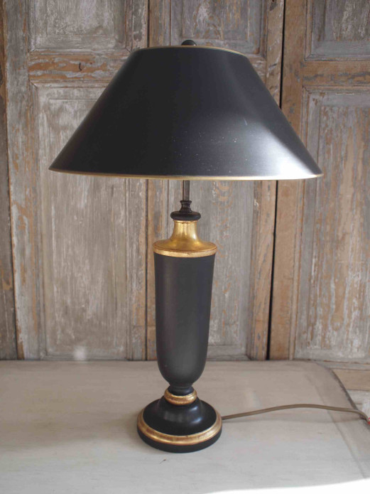 Lampe mit schwarzem Lampenfuß