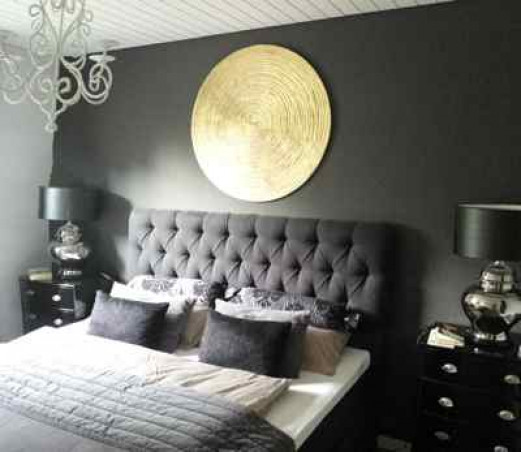 Atelier Kathrin Geller_rundes Objekt gold über einem Bett
